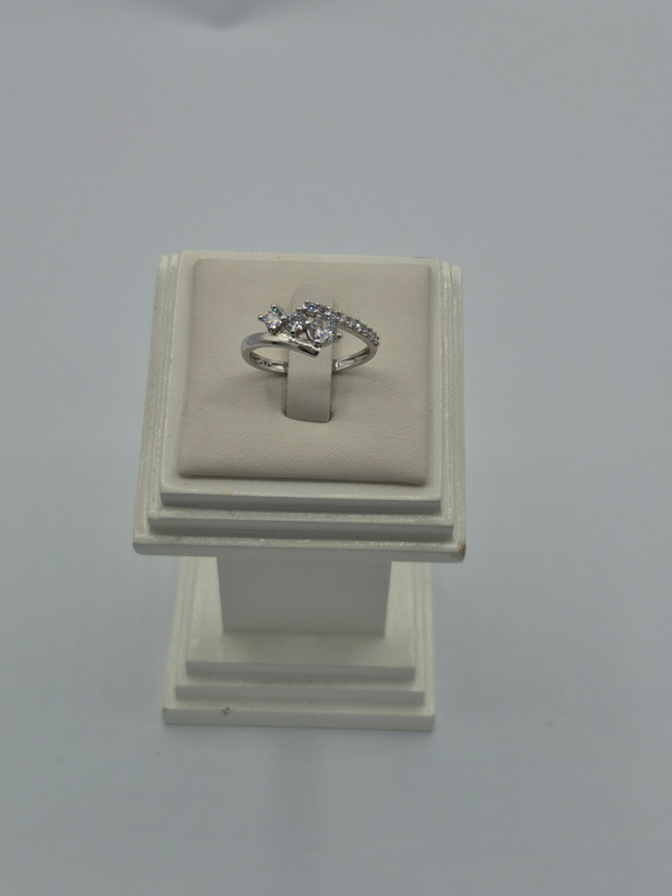 انگشتر نقره زنانه پیچک با ۳ نگین مرکزی